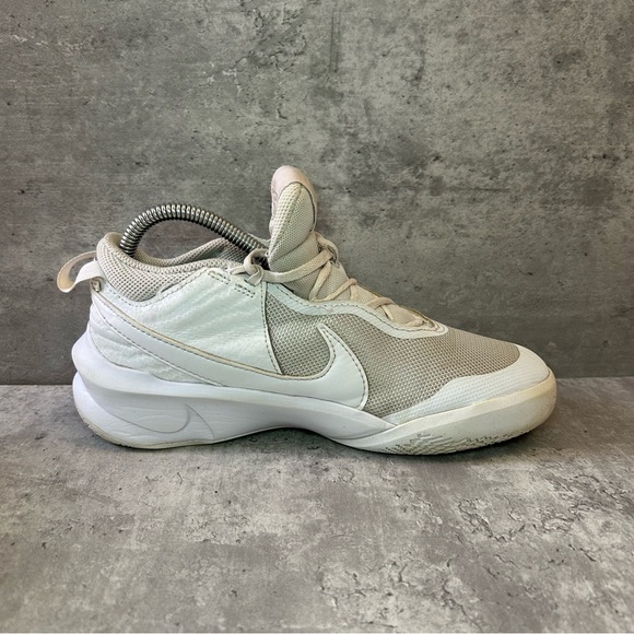 Nike Team Hustle Basketball Shoes CW6735-101 Womens sz 7 - white - Picture 3 of 6